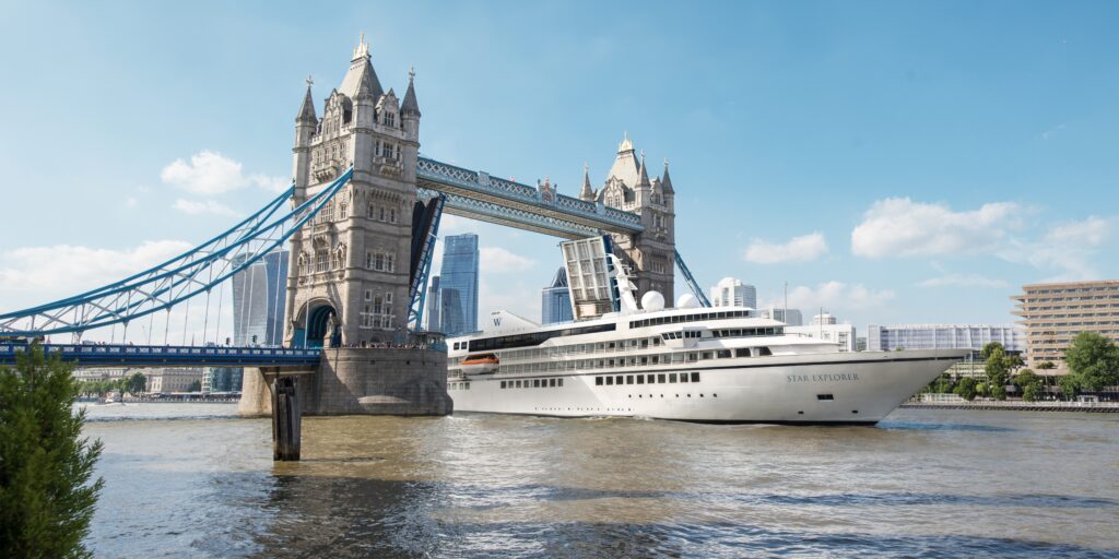 Yate Star Explorer de Windstar Cruises navegando por el Támesis en Londres